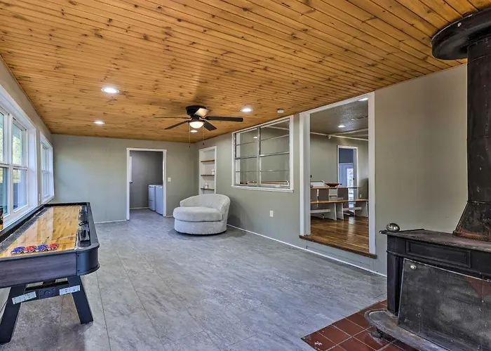 Fayetteville Vacation Rental - 2 Mi To Dtwn!
