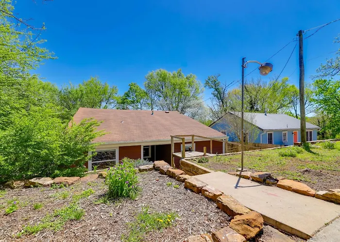 Fayetteville Retreat W/ Yard - Walk To Campus!